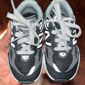 New Balance 990 V6
Boys' Toddler black and grey